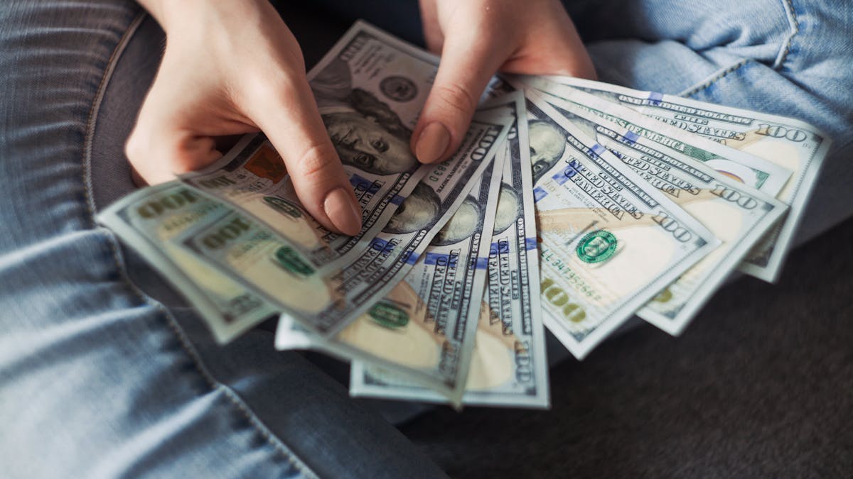 USD/INR Drops to 82.40 on Strong FII Inflows